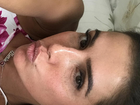 Deborah Secco posa na cama e mostra rosto sem maquiagem