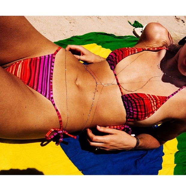 Candice Swanepoel posa de biquíni (Foto: Instagram/ Reprodução)