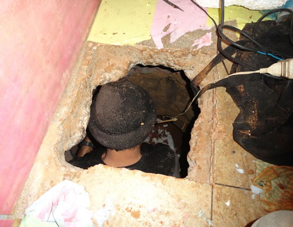 Durante revista, agentes encontraram túnel no interior de uma cela (Foto: Seres/Divulgação)