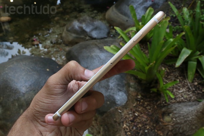 Botão de bloqueio de tela do iPhone 6 Plus, localizado na lateral (Foto: Lucas Medes/TechTudo) Botão de bloqueio de tela do iPhone 6 Plus, localizado na lateral (Foto: Lucas Medes/TechTudo)