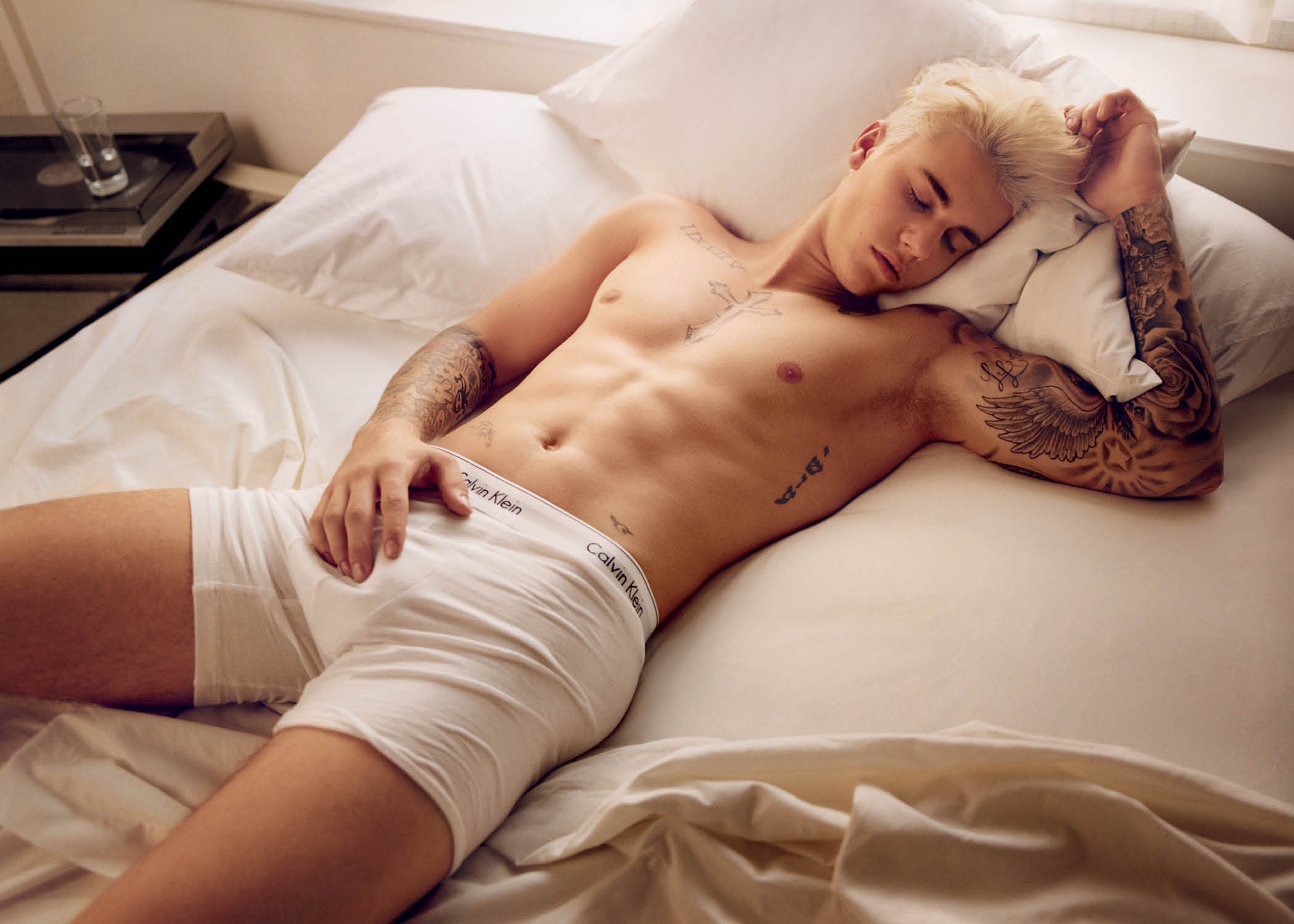 Justin Bieber aparece divo de cueca em nova campanha da Calvin Klein.
