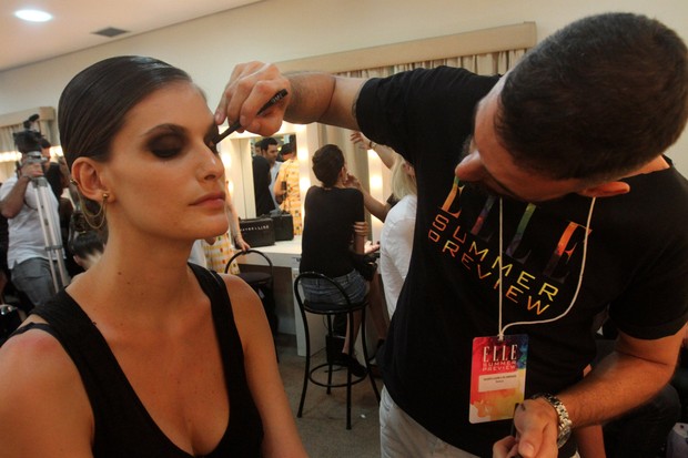 Carol Francischini é maquiada antes de evento de moda em São Paulo (Foto: Leo Franco/AgNews)