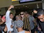 Jamie Clayton é cercada por fãs ao desembarcar em São Paulo