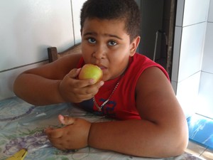 João Henrique pede para a mãe comer frutas e verduras (Foto: Michelle Farias/G1)