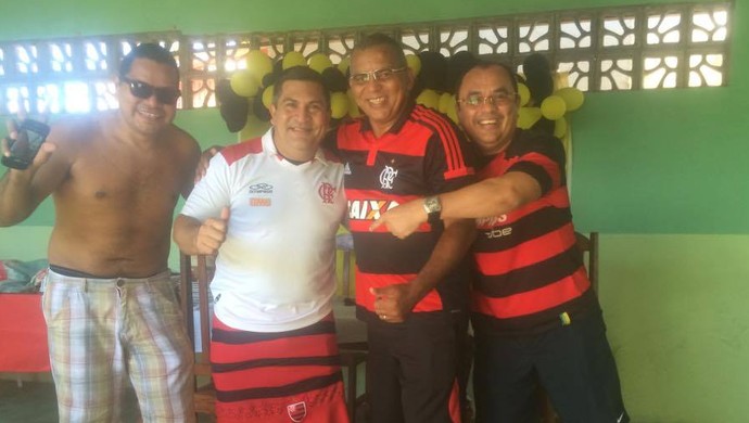 No Amapá, policial botafoguense perde aposta e veste a camisa do Flamengo (Foto: Ideraldo Barata/Arquivo Pessoal)