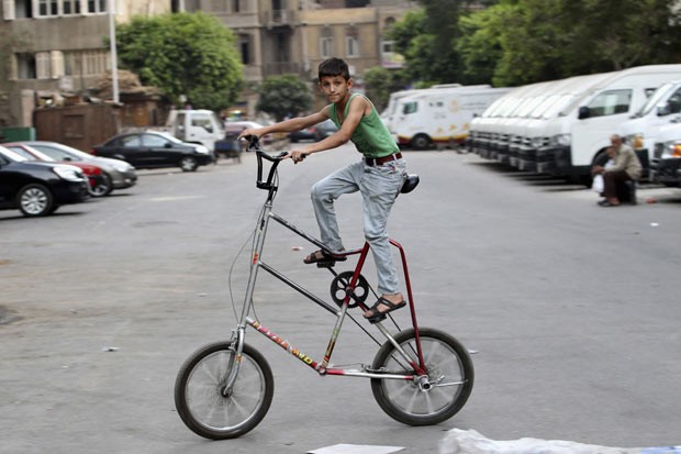 Menino anda com bicicleta 'diferente' no Egito (Foto: Muhammad Hamed/Reuters)