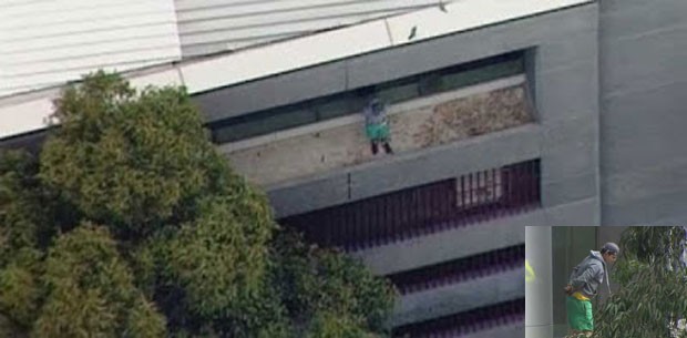 Homem ficou preso em parapeito do quinto andar de prédio ao ser alvo de brincadeira (Foto: Reprodução/YouTube/7 News)