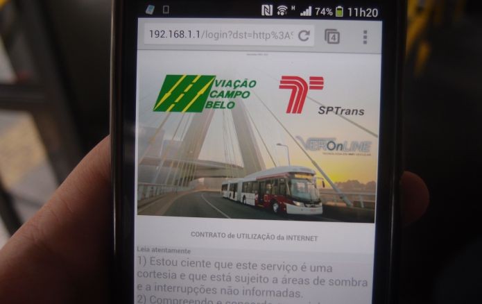 Autenticando o uso da internet dentro do ônibus (Foto: Pedro Zambarda/TechTudo)