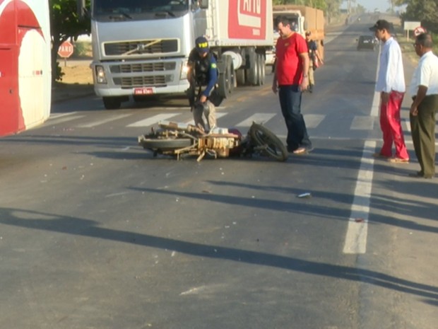 G1 Motociclistas colidem de frente na BR 364 em Ji Paraná RO