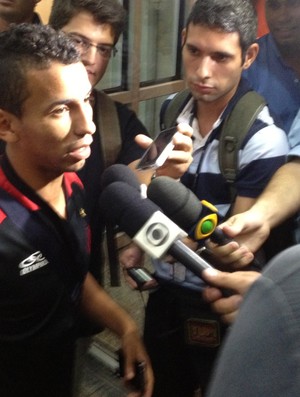 Rafinha desembarque Flamengo (Foto: Cahê Mota)