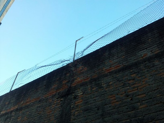 Cinco presos pularam um muro que fica nos fundos do Presídio Santa Augusta (Foto: Fernando José da Silva/RBS TV)