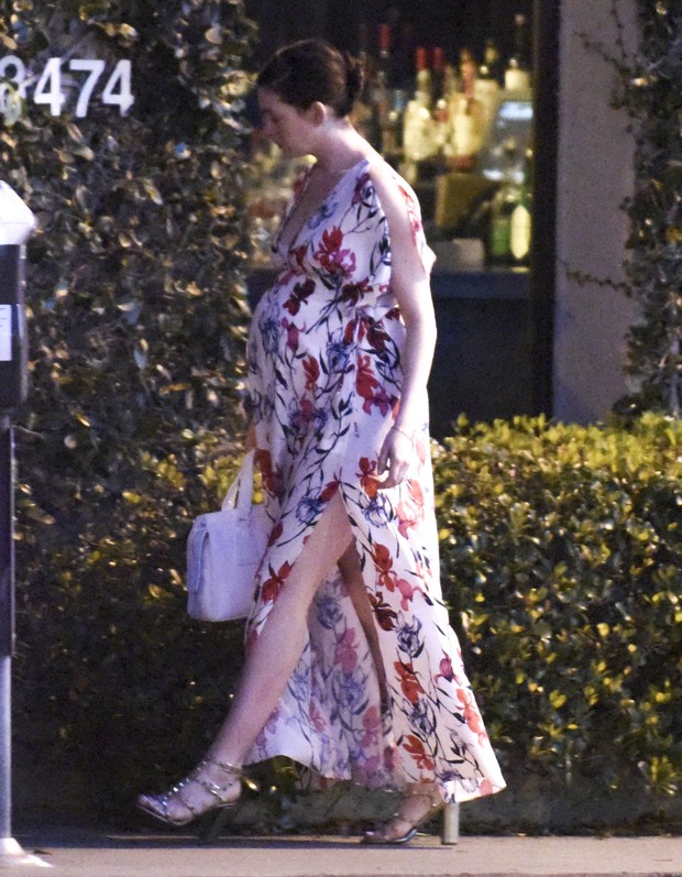 Anne Hathaway exibe barrigão de grávida (Foto: Grosby Group)