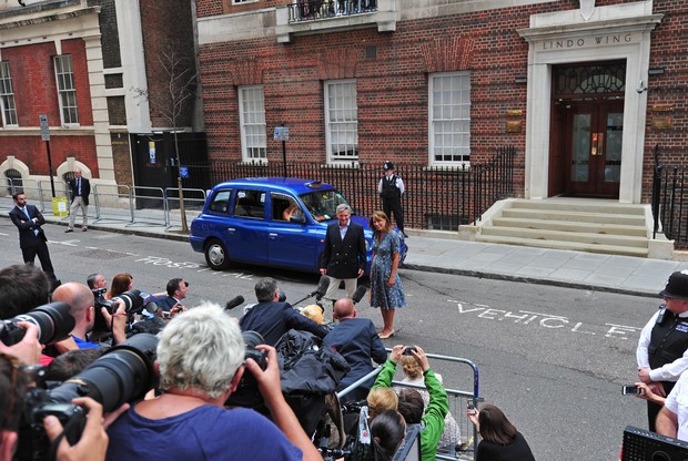 Michael e Carole Middleton , pais de Kate Middleton, deixam o hospital (Foto: Agência/ AFP)