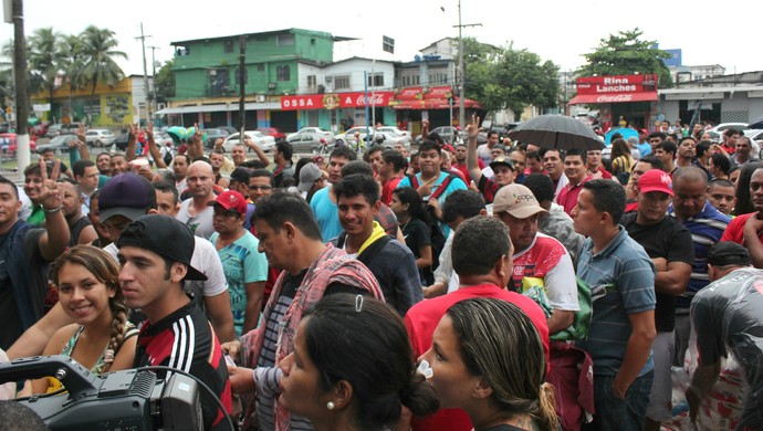 Flamenguistas fazem fila para comprar ingressos em Manaus (Foto: Isabella Pina)