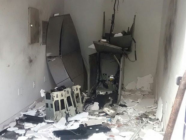 Caixa eletrônico ficou destruído após ser explodido por assaltantes. (Foto: Divulgação/ Polícia Civil) Caixa eletrônico ficou destruído após ser explodido por assaltantes. (Foto: Divulgação/ Polícia Civil)