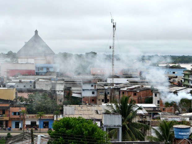 Moradores dizem que cheiro se espalha pela cidade  (Foto: Vanísia Nery/ G1)