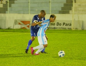 Oziel disputando bola com atacante do Paysandu  (Foto: Diário do Pará)