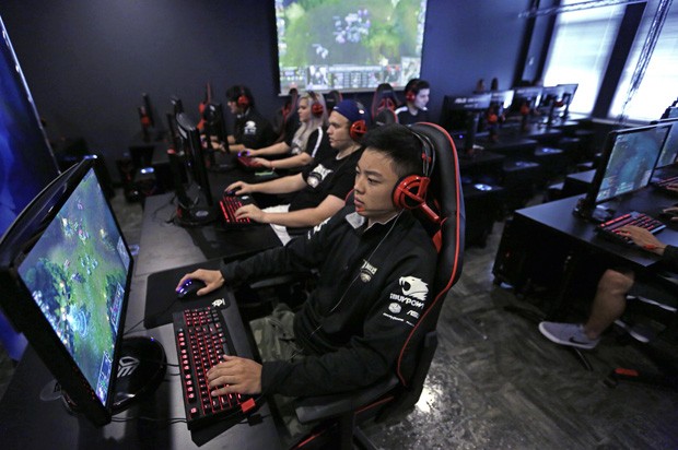 Time da Robert Morris University participa de treinamento em Chicago, Illinois (EUA) (Foto: M. Spencer Green/AP)