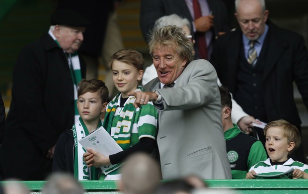 Torcedor do Celtic, o cantor Rod Stewart assiste ao clássico Old Firm contra o Rangers com seu filho