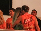 Sem Cleo Pires, Rômulo Neto conversa abraçado com loira na Bahia