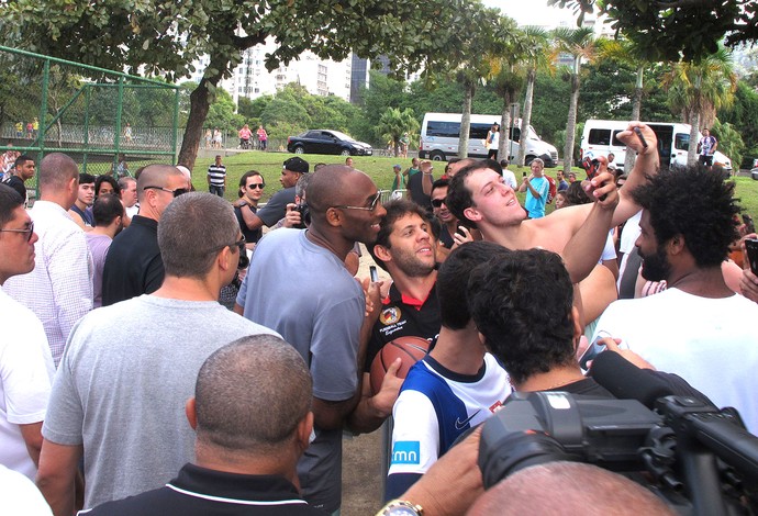 Kobe Bryant em inauguração de quadra de basquete no Aterro do Flamengo (Foto: Flávio Dilascio)