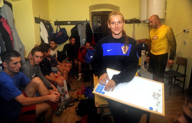 Tihana Nemcic treina a equipe do NK Viktorija. (Foto: Hrvoje Polan/AFP)
