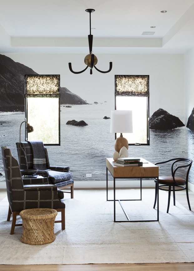 Tons de areia e negro definem casa de praia - Casa Vogue