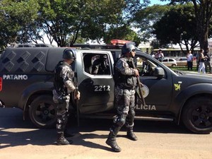 Policiais militares fazem patrulhamento perto de estação de Ceilândia Centro, após protesto no metrô (Foto: Lucas Salomão/G1 DF) Policiais militares fazem patrulhamento perto de estação de Ceilândia Centro, após protesto no metrô (Foto: Lucas Salomão/G1 DF)