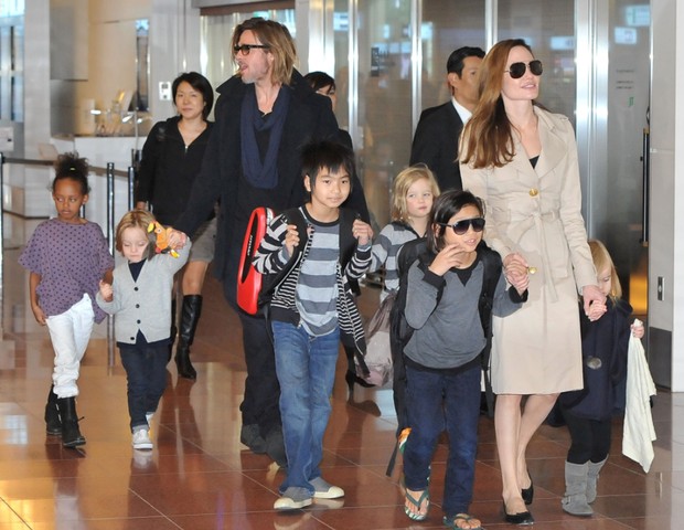 Brad Pitt e Angelina Jolie com seus seis filhos em 2011 (Foto: Jun Sato / Getty Images)