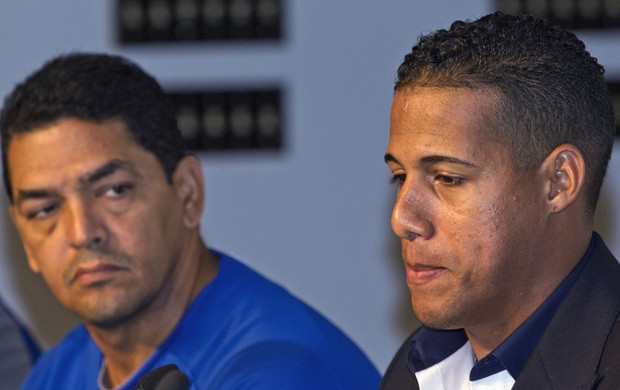 Ao lado do técnico Luis Rivera, Escobar se desculpa por manifestação homofóbica (Foto: Reuters)