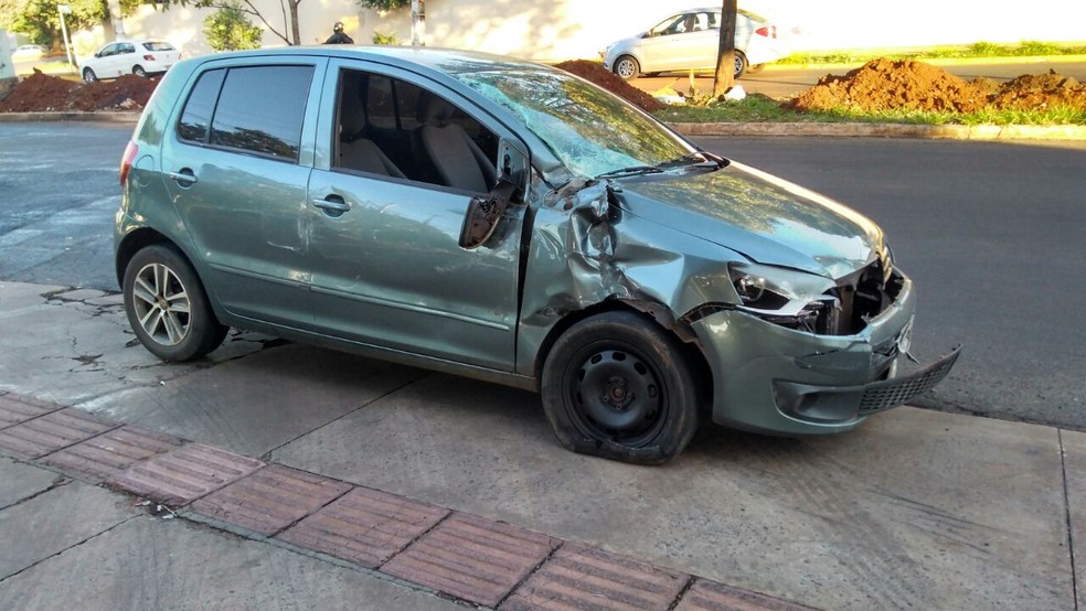 Motorista disse que estava com pressa, avan&ccedil;ou o sinal vermelho e provocou a batida (Foto: Osvaldo N&oacute;brega/TV Morena)
