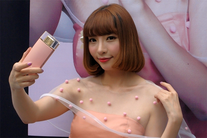 Nova câmera da Sony tem formato de perfume e é dedicada a selfies (Foto: Divulgação/Sony)