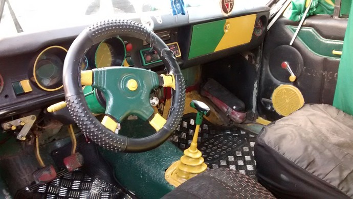 Carro pintado nas cores do Brasil em Cuiabá do Sargento Brasileiro (Foto: Robson Boamorte)