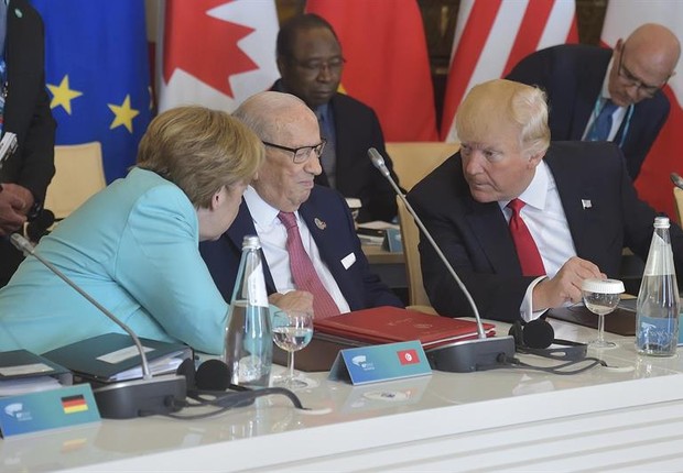 Presidente dos EUA, Donald Trump, conversa com chanceler alemã, Angela Merkel durante cúpula do G7 na Itália. Ao meio, presidente da Tunísia (Foto: EFE/EPA/FLAVIO LO SCALZO)