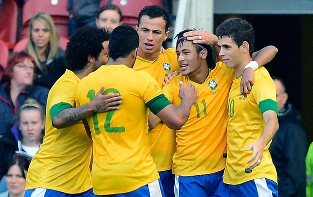 Neymar comemora Brasil amistoso Grã-Bretanha (Foto: Reuters)