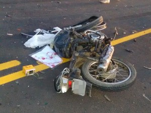 Motocicleta em que o casal estava, no acidente em Cumaru (Foto: Divulgação/ Polícia Civil)