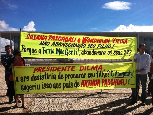 Irmão e amigos de Artur protestam em frente ao Palácio do Planalto com faixas pedindo mais apoio do Itamaraty (Foto: Luciana Amaral/G1)