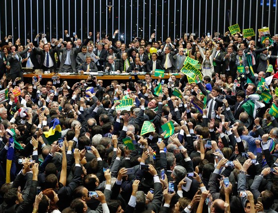 Plenário da Cãmara no dia 17.04, durante votação do processo de impeachment. Deputados comemoram a vitória do SIM a favor do processo. (Foto: Sergio Lima/ Época)