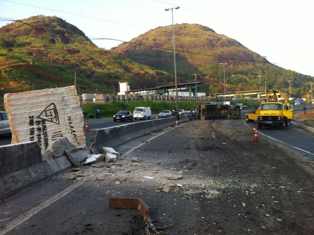 Pedra de granito cai de carreta e complica trânsito na BR-101, Espírito Santo  (Foto: Fábio Linhares/ TV Gazeta)
