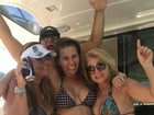 Andréia Sorvetão posta foto de biquíni com amigos 
