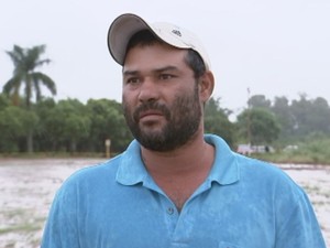 Pescador diz que salva-vidas poderia ter salvado pai e filho (Foto: Reprodução / TV TEM)