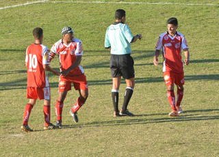 Viola comemora gol Taboão da Serra (Foto: Bruno Rocha)