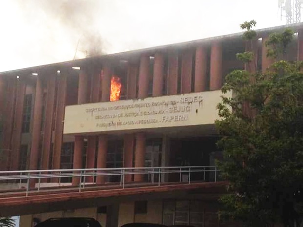 Segundo o Corpo de Bombeiros, fogo começou ainda na madrugada (Foto: Fabiano Oliveira /G1)