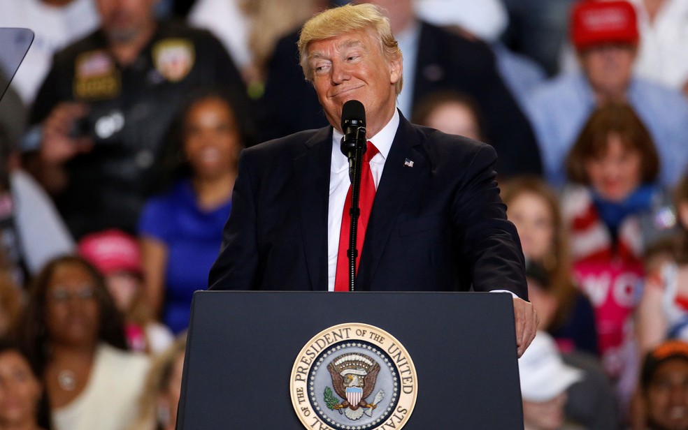 Donald Trump discursa durante comício em Harrisburg, na Pensilvânia, para celebrar seu 100º dia como presidente dos EUA, no sábado (29) (Foto: Reuters/Carlo Allegri)