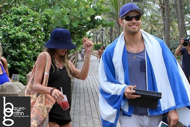 Kellan Lutz e namorada (Foto: Reprodução)
