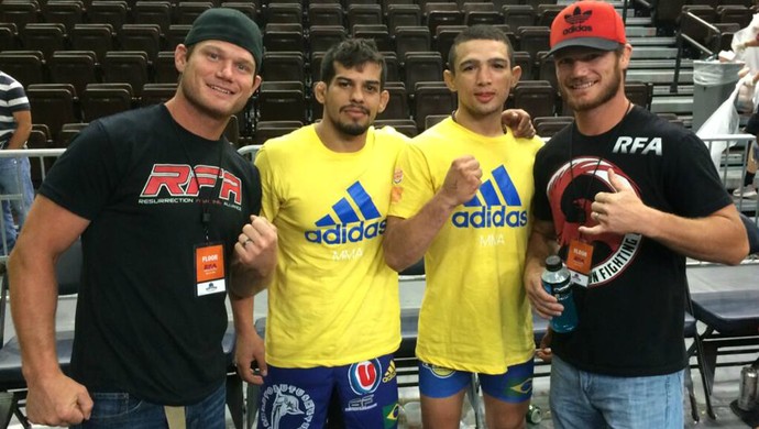 Melvin Blumer (esq) e Leandro Higo (de amarelo à dir) RFA MMA (Foto: Arquivo Pessoal)