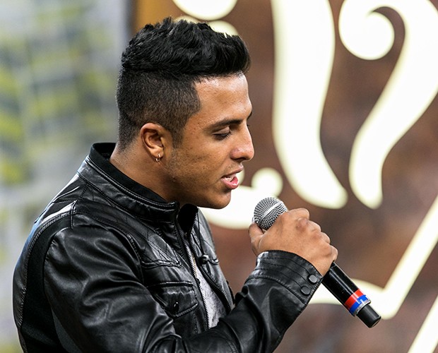 Rafael complementa o novvo arranjo da canção fazendo a segunda voz (Foto: Isabella Pinheiro / Tv Globo)