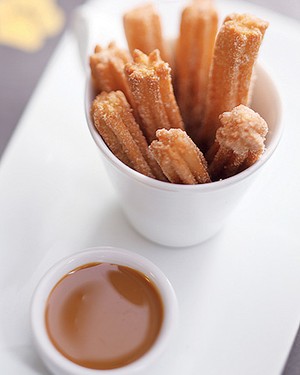 Minichurros com doce de leite (Foto: Rogério Voltan/Casa e Comida)