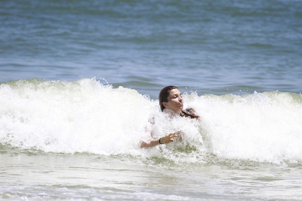 Grazi Massafera na praia (Foto: Dilson Silva/ Ag. News)