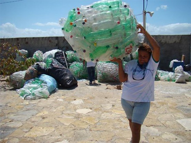No projeto a contrapartida da comunidade é juntar garrafas plásticas (Foto: Eduardo Carvalho e Renata Maia/Arquivo Pessoal)